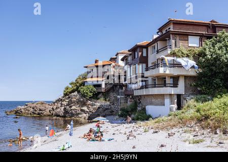 Häuser am Strand in der historischen Küstenstadt Sozopol in der Provinz Burgas an der südlichen Schwarzmeerküste in Bulgarien Stockfoto