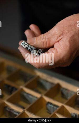 Alphabet Buchstabe Metallblöcke in Old man Hand Stockfoto