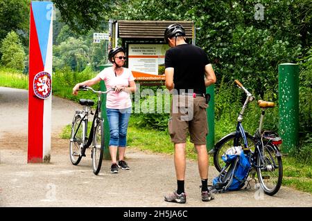 Radfahrer auf Radweg im Elbtal, tschechisch-deutscher Grenzübergang mit Schild Stockfoto