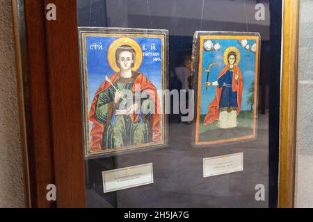 Ikonen des Heiligen Panteleimon und des Heiligen Märtyrers Tryphon im Museum des Klosters Aladzha, mittelalterlicher orthodoxer Höhlenkloster-Komplex in Bulgarien Stockfoto