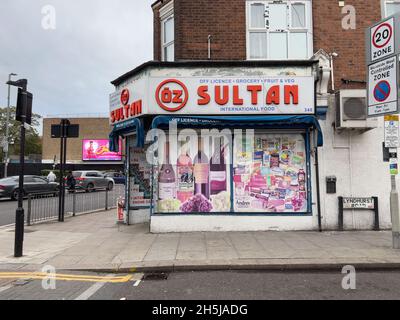 London / Großbritannien - 5. November 2021 - Sultan Polish aus Lizenz und Lebensmittelgeschäft außen Stockfoto