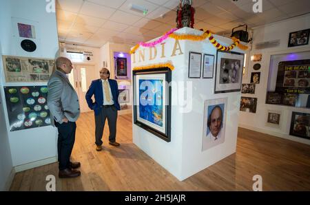 Deepak Pathak (links) und der Dokumentarproduzent Suresh Joshi, der die Single Rahde Shaam mit den ehemaligen Beatles George Harrison und Ringo Starr komponierte, nahmen an der weltweit führenden Veröffentlichung der Single im Liverpool Beatles Museum Teil. Das Lied wurde zum ersten Mal öffentlich gespielt, nachdem der Komponist das Tonband mehr als 50 Jahre nach der Aufnahme entdeckt hatte. Bilddatum: Mittwoch, 10. November 2021. Stockfoto