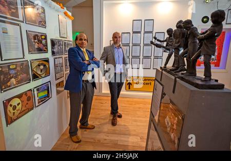 Deepak Pathak (rechts) und der Dokumentarproduzent Suresh Joshi, der die Single Rahde Shaam mit den ehemaligen Beatles George Harrison und Ringo Starr komponierte, nahmen an der weltweit führenden Veröffentlichung der Single im Liverpool Beatles Museum Teil. Das Lied wurde zum ersten Mal öffentlich gespielt, nachdem der Komponist das Tonband mehr als 50 Jahre nach der Aufnahme entdeckt hatte. Bilddatum: Mittwoch, 10. November 2021. Stockfoto