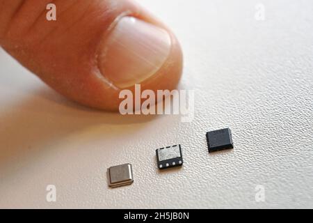 Neubiberg. November 2021. Aufnahme von Chips, Jahrespressekonferenz DER INFINEON Technologies AG am 10. November 2021 in Neubiberg. Kredit: dpa/Alamy Live Nachrichten Stockfoto