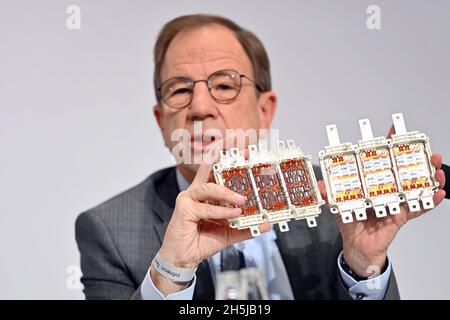 Neubiberg. November 2021. Dr. Reinhard Ploss, Vorsitzender der Geschäftsführung (CEO), präsentiert vor dem Logo einen Hybrid Pack Drive für Elektrofahrzeuge. Einzelbild, getrimmtes Einzelmotiv, Portrait, Portrait, Portrait. Jahrespressekonferenz DER INFINEON Technologies AG am 10. November 2021 in Neubiberg. Kredit: dpa/Alamy Live Nachrichten Stockfoto