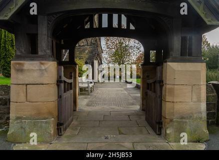 Die Holzlychgate in der St. Johns Church, Baildon, Yorkshire. Stockfoto