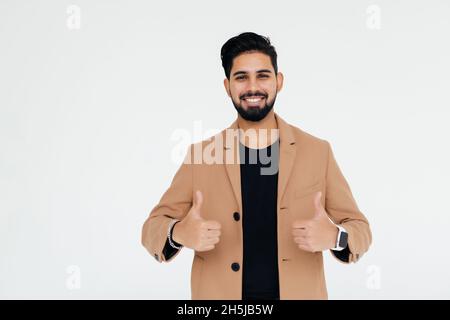 Aufgeregt Daumen nach oben indischen Geschäftsmann auf weißem Hintergrund Stockfoto