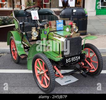 Ein grüner, 1904 Peugeot Zweisitzer, der am Regents Street Motor Show Concours d'Elegance, November 2021, teilnimmt Stockfoto