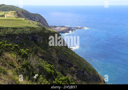 Blick auf die Ozeanküste bei Mosteiros, Sao Miguel Insel, Azoren Stockfoto