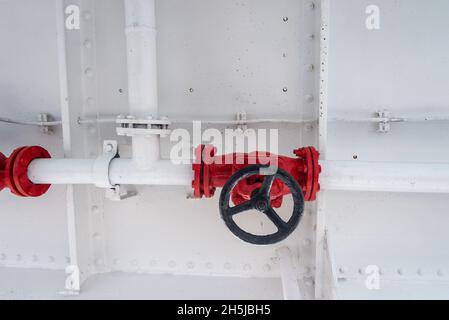 Industrielle Übertragung des roten Hydranten Wasser-Löschanlage Brandschutz. Manueller Schieber am Hydranten Stockfoto