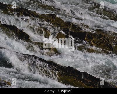 Nahaufnahme des tobenden Bow River an den Bow Falls in der Nähe der Stadt Banff, Banff National Park, Alberta, Kanada in den Rocky Mountains mit Spritzwasser. Stockfoto