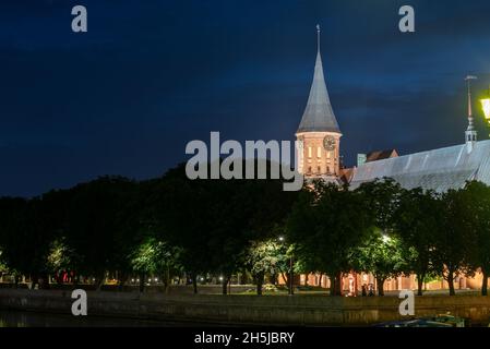 Königsberg, Russland am 5. Juni 2021, nachts die historische lutherische Kathedrale in Königsberg. Das Konzept der Schönheit bei Nacht. Stockfoto