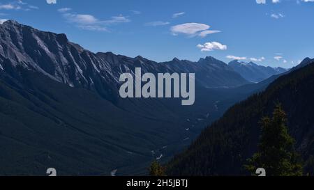 Wunderschöne Aussicht auf die zerklüfteten Rocky Mountains in der Nähe von Banff, Banff National Park, Alberta, Kanada mit Rundle Group und Spray River Valley und Wäldern. Stockfoto