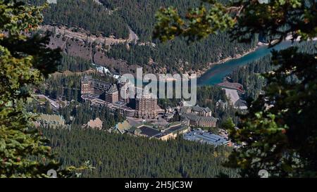 Blick auf das Bow Valley mit dem Bow River und das berühmte Luxushotel, umgeben von grünen Wäldern, in der Nähe von Banff, Banff National Park, Alberta, Kanada. Stockfoto