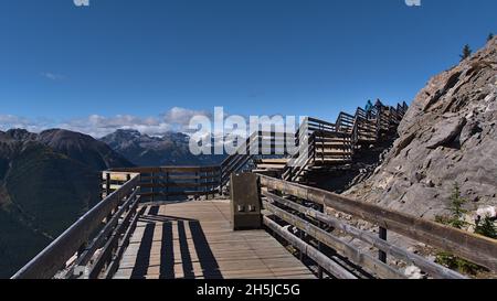 Holzpromenade, die zum Gipfel des Sulphur Mountain in der Nähe von Banff, Banff National Park, Alberta, Kanada, führt, mit Rocky Mountains im Hintergrund. Stockfoto