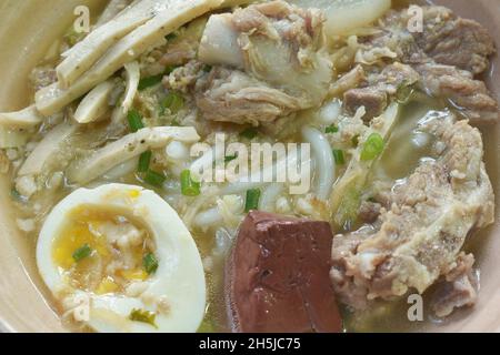 Vietnamesische Reisnudeln oder Pho mit Wurst- und Schweineknochensuppe auf einer Schüssel Stockfoto