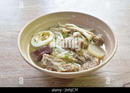 Vietnamesische Reisnudeln oder Pho mit Wurst- und Schweineknochensuppe auf einer Schüssel Stockfoto