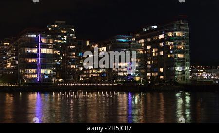 Schöne Nachtansicht der beleuchteten modernen Wohngebäude am Ufer von Vancouver North, British Columbia, Kanada in der Nähe der Werften. Stockfoto