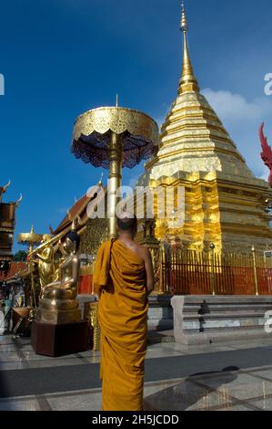 Buddhistischer Mönch, Golden Chedi im Wat Phra That Doi Suthep, Chiang Mai, Thailand.tif Stockfoto