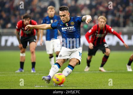 Mailand, Italien. November 2021. Italien, Mailand, 7 2021 2021. november: Lautaro Martinez (Inter-Stürmer) schießt und verpasst den Elfmeterstoß bei 27' während des Fußballspiels AC MILAN gegen FC INTER, Serie A 2021-2022 Tag 12, San Siro Stadion (Bildnachweis: © Fabrizio Andrea Bertani/Pacific Press via ZUMA Press Wire) Stockfoto