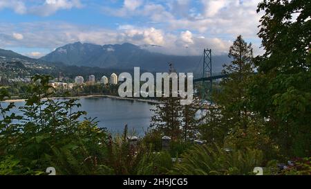 Wunderschöne Aussicht auf die Lions Gate Bridge, die Burrard Inlet überspannt, vom Prospect Point im Stanley Park, Vancouver, British Columbia, Kanada. Stockfoto