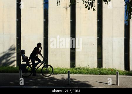 Fahrrad mit Kind hinten, Mouans Sartoux, 06, Alpes-Maritimes, Französische Riviera, PACA, Stockfoto