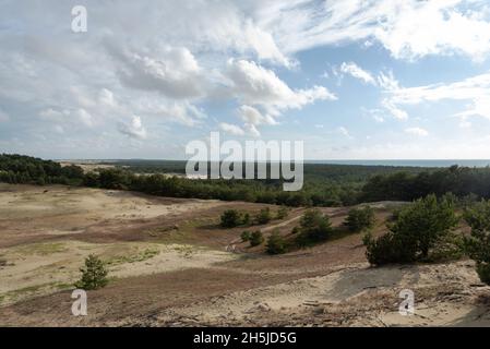 Herrlicher Blick auf die sandigen Grauen Dünen an der Kurischen Nehrung. Das Konzept von Tourismus und Erholung. Stockfoto