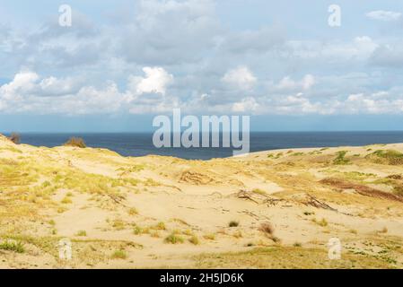 Herrlicher Blick auf die sandigen Grauen Dünen an der Kurischen Nehrung. Das Konzept von Tourismus und Erholung. Stockfoto