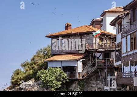 Häuser am Strand in der historischen Küstenstadt Sozopol in der Provinz Burgas an der südlichen Schwarzmeerküste in Bulgarien Stockfoto