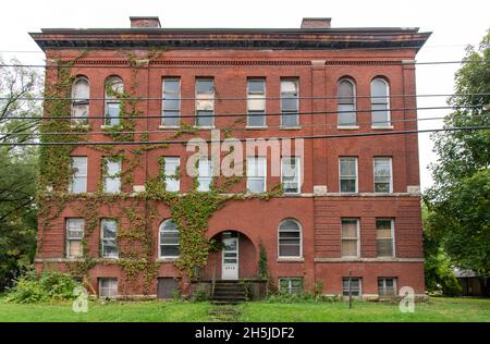 Leeres 3-stöckiges, 000 Quadratmeter großes, rotes Backsteingebäude, ehemalige Masonic Lodge, erbaut 1899, am Rande von Indianapolis in Southport, Indiana, USA. Stockfoto