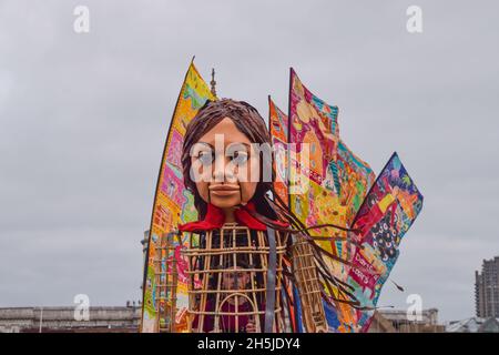 London, Großbritannien. Oktober 2021. Little Amal auf der Millennium Bridge. Little Amal, eine 3.5 Meter hohe Marionette, die ein syrisches Flüchtlingskind darstellt, begann ihre Reise nahe der türkisch-syrischen Grenze und reiste 8,000 km quer durch Europa nach Großbritannien, um Flüchtlinge zu unterstützen. Stockfoto