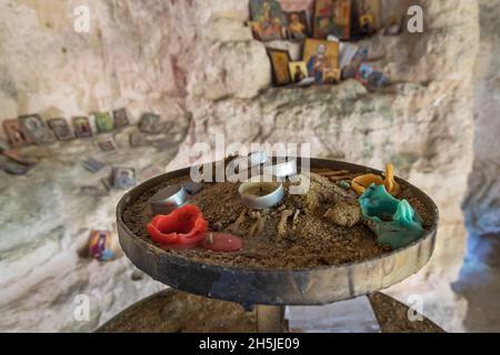 Kerzen, die von Besuchern im mittelalterlichen orthodoxen christlichen Höhlenkloster des Klosters Aladzha im Nordosten Bulgariens hinterlassen wurden Stockfoto