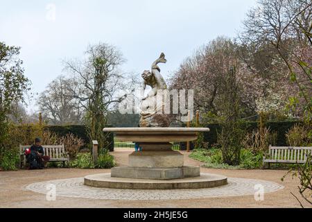 London, Großbritannien; 15. März 2011: Skulptur des Jungen und des Delphins im Hyde Park. Stockfoto