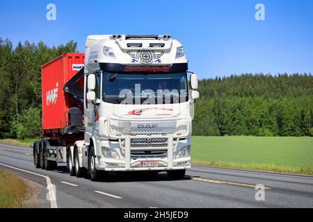 Marko Pohja Oy transportiert an einem sonnigen Sommertag den roten Container auf dem Highway 2. Jokioinen, Finnland. 15. Juni 2020. Stockfoto