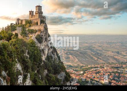 Der Turm La Guaita, der älteste der drei Türme auf dem Gipfel des Monte Titano in San Marino, Republik San Marino Stockfoto