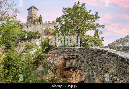 Der Turm La Guaita, der älteste der drei Türme auf dem Gipfel des Monte Titano in San Marino, Republik San Marino Stockfoto