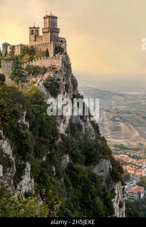 Der Turm La Guaita, der älteste der drei Türme auf dem Gipfel des Monte Titano in San Marino, Republik San Marino Stockfoto