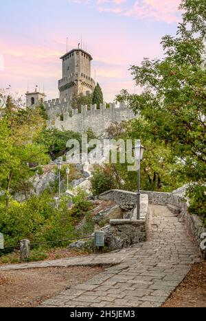 Der Turm La Guaita, der älteste der drei Türme auf dem Gipfel des Monte Titano in San Marino, Republik San Marino Stockfoto