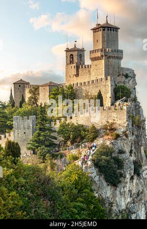 Der Turm La Guaita, der älteste der drei Türme auf dem Gipfel des Monte Titano in San Marino, Republik San Marino Stockfoto