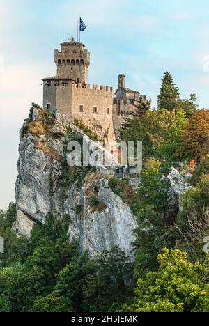 La Cesta Tower oder zweiten Turm auf den höchsten Gipfeln der Monte Titano in San Marino Stockfoto