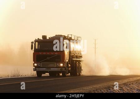 Klassischer Volvo F1225 Tankwagen von Kuljetusliike Hovi Ky zum Transport von Tierfutter auf der Straße im düsteren Winternebel. Salo, Finnland. 6. Januar 2017 Stockfoto