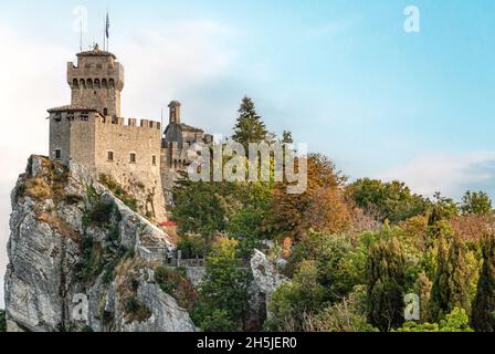 La Cesta Tower oder zweiten Turm auf den höchsten Gipfeln der Monte Titano in San Marino Stockfoto