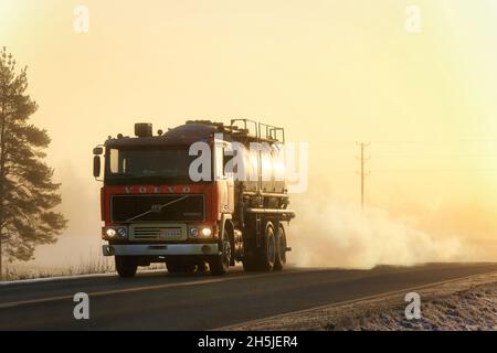 Klassischer Volvo F1225 Tankwagen von Kuljetusliike Hovi Ky zum Transport von Tierfutter auf der Straße im düsteren Winternebel. Salo, Finnland. 6. Januar 2017 Stockfoto