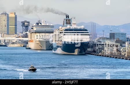 MSC Splendida und Marella Explorer 2 Schiffe im Hafen von Barcelona, Spanien 2021 Stockfoto