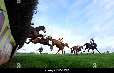 Läufer und Fahrer in Aktion, während sie in den Tote Ten antreten, um Handicap Chase auf der Rennbahn Bangor-on-Dee zu folgen. Bilddatum: Mittwoch, 10. November 2021. Stockfoto