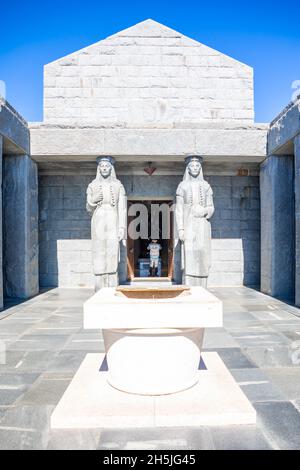 Lovchen, Montenegro - 4. Oktober 2021: Skulptur außerhalb des Mausoleums von Petar Petrovic Njegos, Lovcen Nationalpark, Montenegro Stockfoto