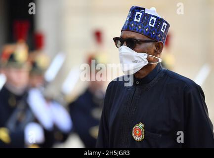 Paris, Frankreich. November 2021. Der nigrische Präsident Muhammadu Buhari kommt am 10. November 2021 zu einem Treffen mit seinem französischen Amtskollegen im Präsidentenpalast von Elyse in Paris an. Foto von Christian Liewig/ABACAPRESS.COM Quelle: Abaca Press/Alamy Live News Stockfoto