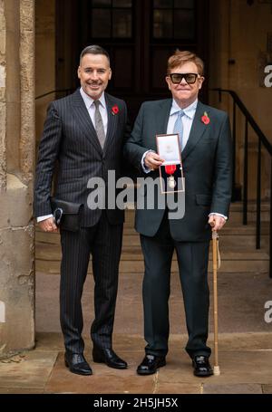 Sir Elton John und sein Mann David Furnish (links), nachdem er während einer Investiturfeier im Schloss Windsor zum Mitglied des Ordens der Ehrengefährten für Verdienste um Musik und Nächstenliebe ernannt worden war. Bilddatum: Mittwoch, 10. November 2021. Stockfoto