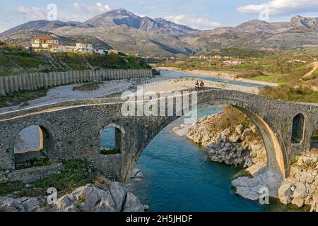 Ura e Mesit, die berühmte osmanische Brücke über den Kiri-Fluss, Shkodër, Albanien. Stockfoto