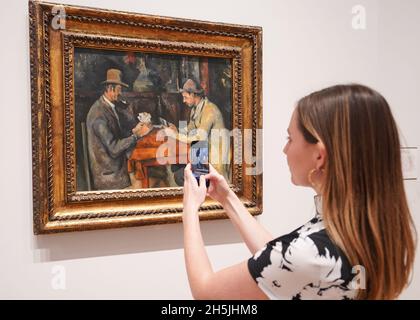 The Card Players von Paul Cezanne (ca. 1892) in der Courtauld Gallery in London, die am Freitag, dem 19. November, nach einem Modernisierungsprojekt wieder für die Öffentlichkeit zugänglich ist. Zu den Kunstwerken in der Galerie gehören Werke von Van Gogh, Manet, Renoir und CŽzanne. Bilddatum: Mittwoch, 10. November 2021. Stockfoto